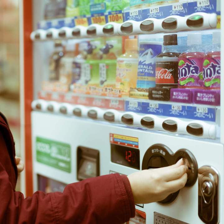 Large choix de distributeurs de boissons et de confiseries